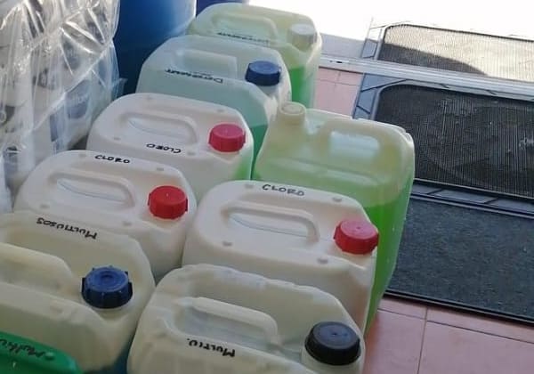 Garrafas de 20 litros marcadas cloro, multiusos y detergente, listas para surtir.