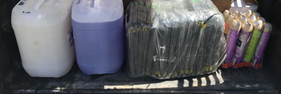 Camioneta cargada con garrafas de 20 litros y consumibles para una entrega de ruta.